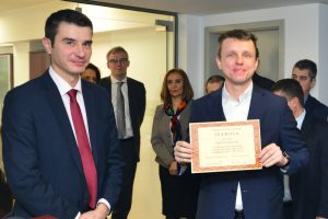 Димитър Георгиев (вдясно), ръководител "Финансови пазари" в ЕЛАНА Трейдинг, получи нагрдата от Иван Такев, изпълнителен директор на БФБ